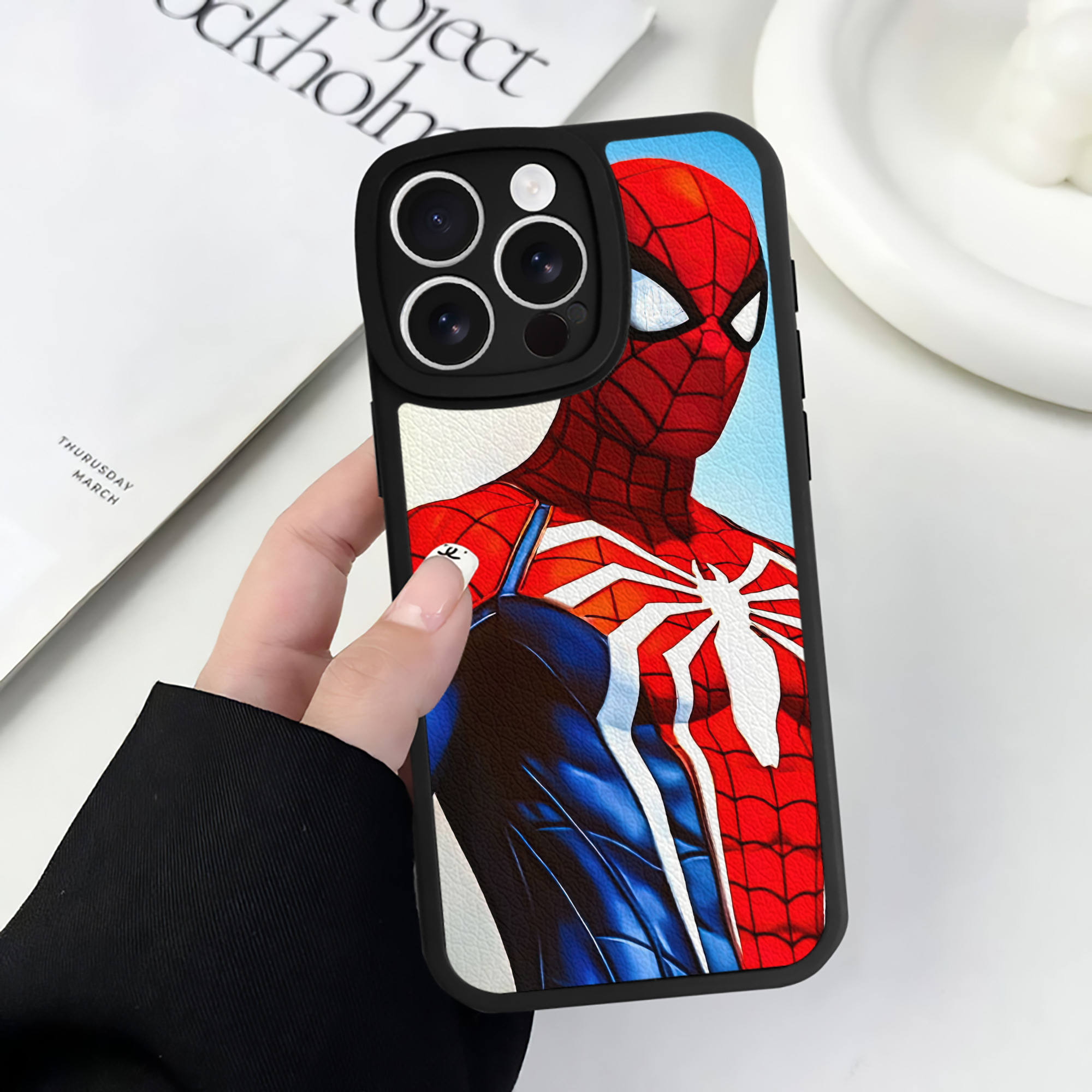 Spider Man スパイダーマン 【iPhone 16シリーズ対応】シリコンスマホケース（レザー調） 材質：シリコン